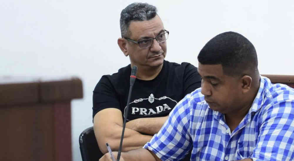 Luis Aduén (c) en audiencia de legalización de captura, junto con su abogado. Foto: Cortesía Zona Cero